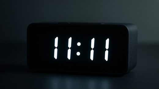 Символіка годин на електронному табло: дзеркальні й перевернуті - Discovery 5